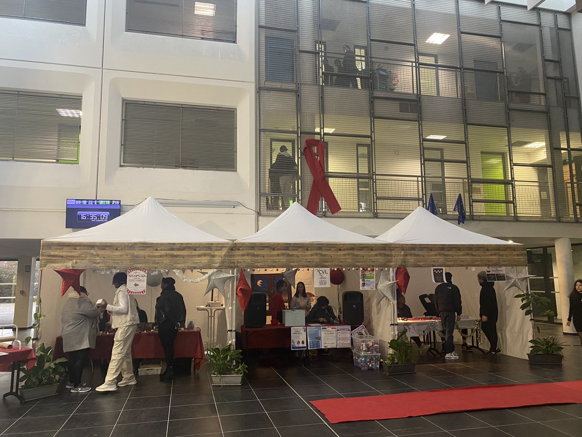 cedricmouyen's tweet photo. Marche de Noël dans le hall de @LPO_LouisArmand: vente de romans policiers, de bijoux, de chocolats… encore un magnifique projet des Terminales pro AGEX https://t.co/kyOXZiLd6o