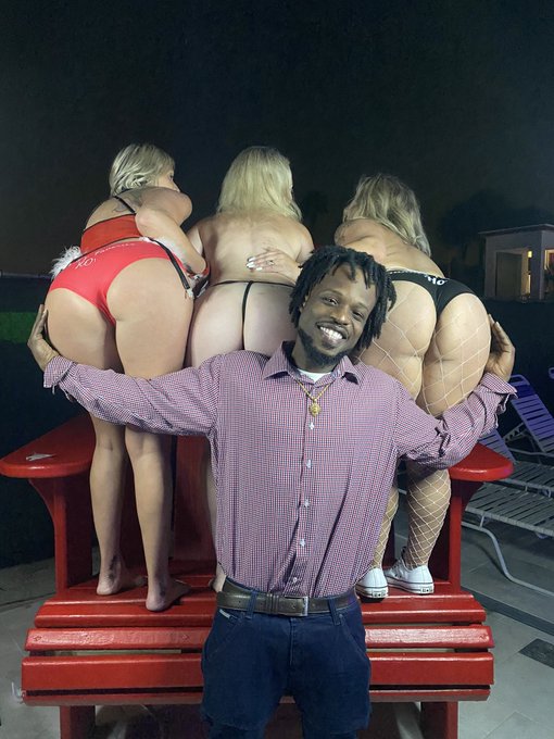 I had a wonderful time with these beautiful ladies @HotwifeJJ @yourdream_mom @AmySawy30502698   New content<a href="/tag/mvsale"class="tags"><span>#mvsale</span></a><a href="/tag/mvboy"class="tags"><span>#mvboy</span></a>