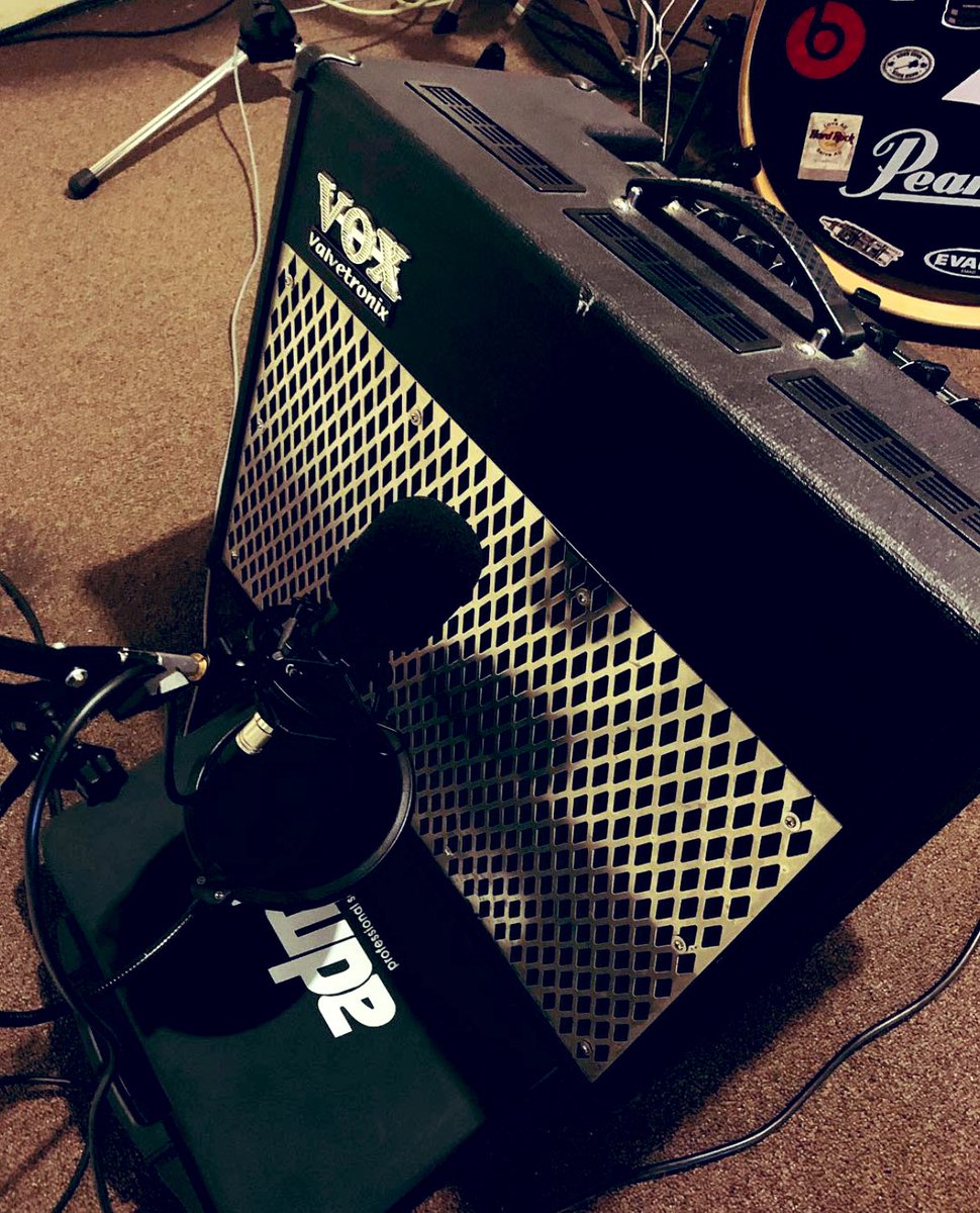 Recording 
#quito #cumbaya #tumbaco #voxamps #vox #fenderstratocaster #shure #musically #music #musica #musicians #rock #metal #producer #grabacion #produccion #studio #estudio #estudiodegrabacion #saladeensayo #salasdeensayo #tbt #lovemusic #logix #ampeg #drumsdrumsdrums