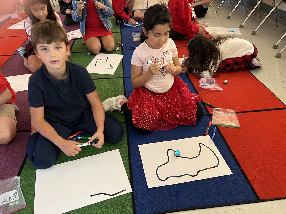 Mrs. Tilley’s class is learning how to draw code with the Ozobots ⁦<a href="/CESCorkyBear/">Corkscrew Elementary</a>⁩ ⁦<a href="/ccpssteam/">@CCPSSTEAM</a>⁩ ⁦<a href="/collierschools/">Collier County Public Schools</a>⁩