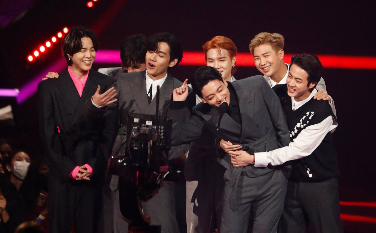 kkukstudio's tweet photo. my favorite ot7 pictures https://t.co/8tBmOABFd6