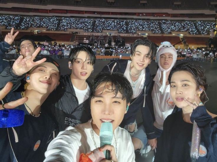 kkukstudio's tweet photo. my favorite ot7 pictures https://t.co/8tBmOABFd6