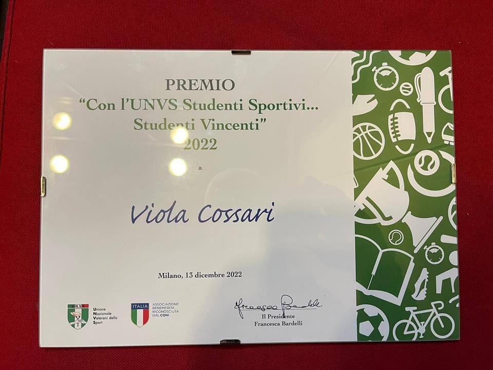 u_nesti's tweet photo. Complimenti a Viola Cossari premiata oggi a Milano dalla #UNVS "Studenti Sportivi...studenti Vincenti " #unvslesigne #TcLeSigne #tennis https://t.co/ssKFy6Jiqb