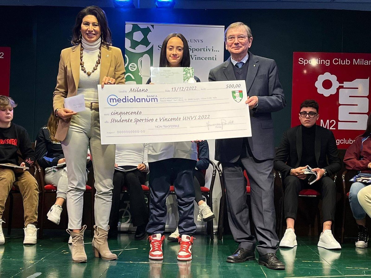 u_nesti's tweet photo. Complimenti a Viola Cossari premiata oggi a Milano dalla #UNVS "Studenti Sportivi...studenti Vincenti " #unvslesigne #TcLeSigne #tennis https://t.co/ssKFy6Jiqb