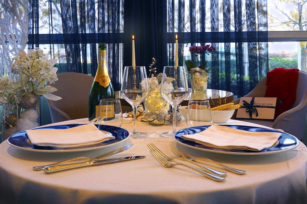 Atlantic__Hotel's tweet photo. Mancano ormai pochi giorni al Natale!
E il Natale più bello è quello all'Atlantic!
Scoprite di più su https://t.co/fEcPDYYUtH o chiamateci al  📞 0541 601155 per prenotare la vostra vacanza preferita.

Come a casa, ma in riva al mare a Riccione. Naturalmente all'Atlantic! https://t.co/jMMomWJiCl