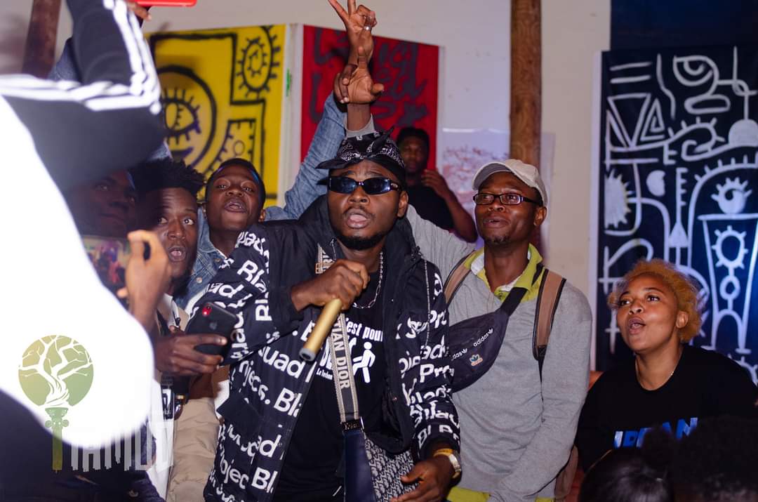 FAMUD moments... 🔥 🔥

Tellement DSCHANG était Bon à <a href="/styfler_90_/">Styfler 90</a>   qu'il a décidé de "voler" les cœurs du public 🔥🔥🔥😁😁😁

Incroyable prestation du rappeur 👌🏾👍🏾💯

#Famud2022 #Dschang2022