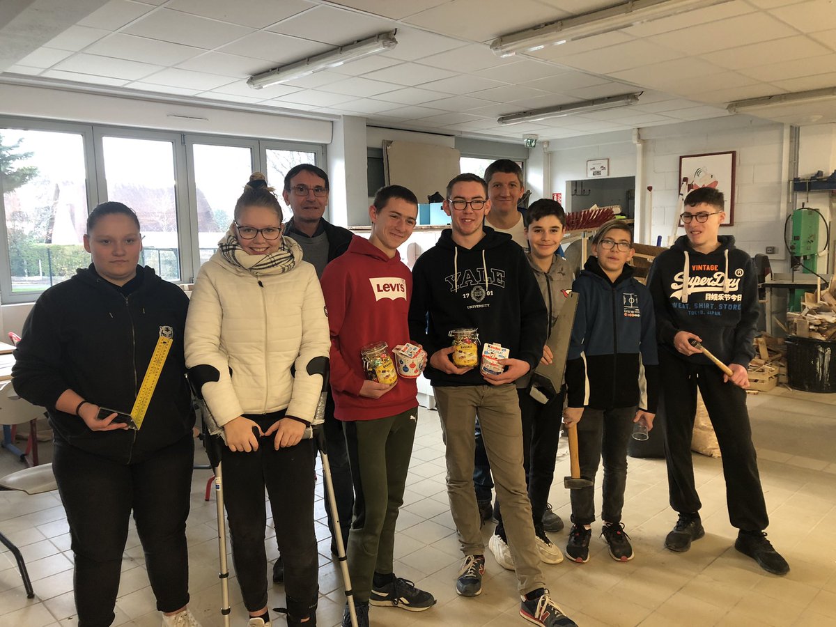 Bravo à nos élèves de 3ème SEGPA pour leur participation active à l’embellissement du collège.
Un engagement au quotidien qui mérite d’être souligné et récompensé
Merci 🙏🤘👋