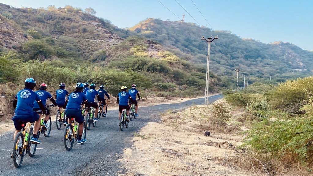 IaSouthern's tweet photo. #FalconBrigade Cycling Expedition Team reached #Deesa spreading awareness about Indo-Pak war of 1971  &amp; motivating NCC students &amp; youth enroute to join Armed Forces 
#AgnibaazDivision 
#SudarshanChakraCorps
#InServiceToTheNation https://t.co/ofb98IBszb