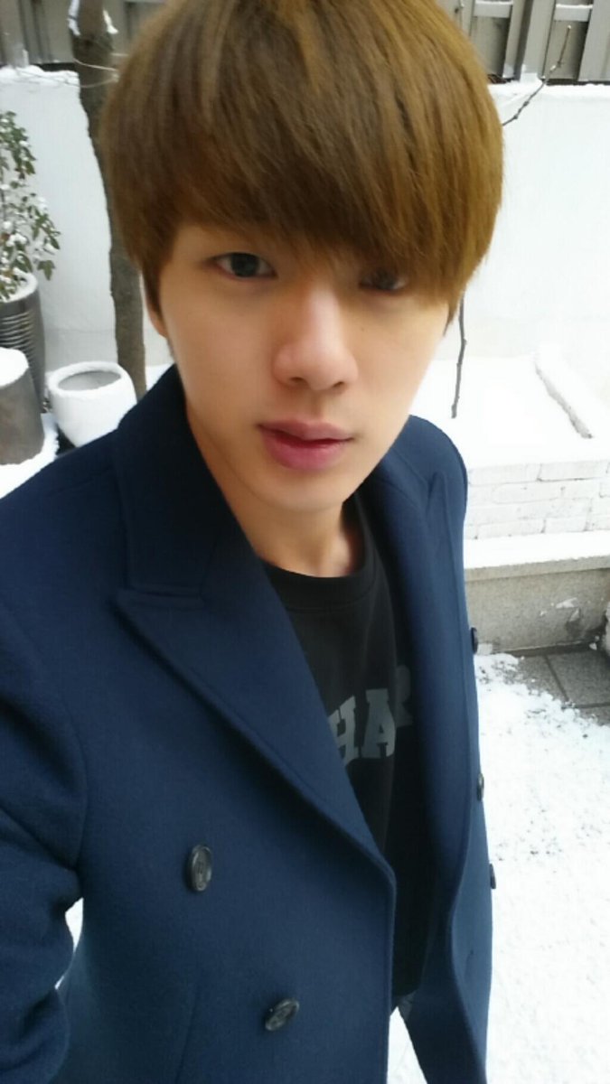 I_LUVKOOK's tweet photo. Un día como hoy hace 9 años, Jin salió a tomarse unas selfies, Jimin lo atrapó en pleno acto y compartió el detrás de escena del selfie al día siguiente 🥹💜

@BTS_twt https://t.co/1NiyNqQgLR