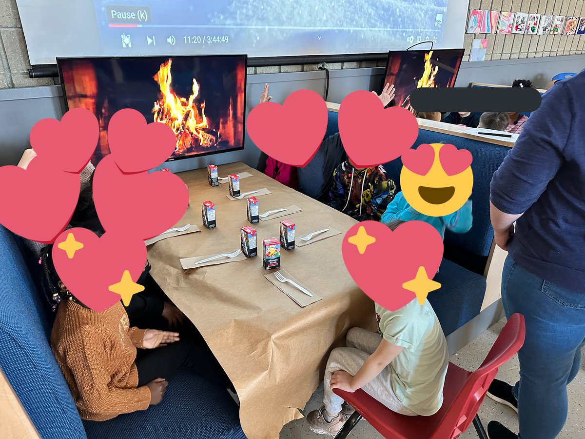 GlenStLLC's tweet photo. Welcome to the @GlenSt1 Winter Wonderland!  ❄️ ⛄️ 🌲  Today, the library turned into a snowflake cafe.  Check out our snowy menu!  #ONSchoolLibraries #SchoolLibraryJoy https://t.co/fM6jiob5Ym