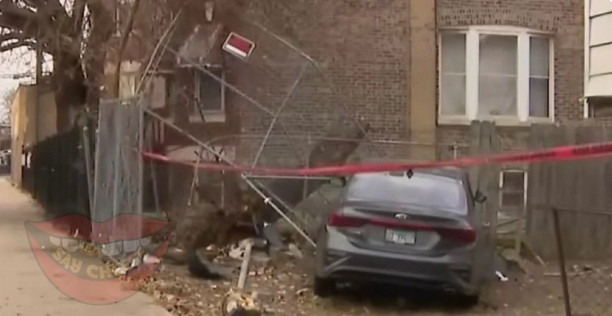 SaycheeseDGTL's tweet photo. 😳😢 A 56 year old man in Chicago was sitting in his car at 6AM. 3 teens pulled up &amp; tried to rob him. He shot one teen in the head, another in the shoulder &amp; one broke his leg when the car crashed. If they survive they’re going to jail. (All in critical condition) https://t.co/N7tvtsxnCb