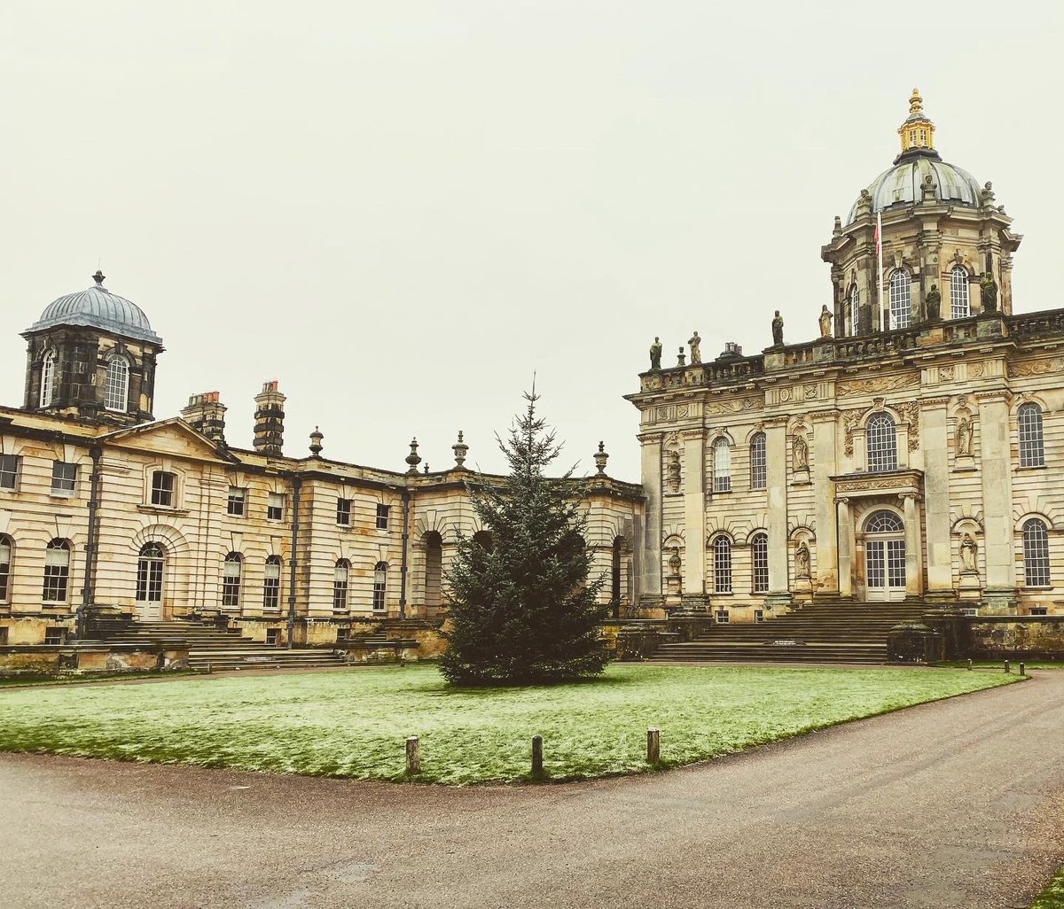 TheParaRiderMD's tweet photo. Such a beautiful scenery at @CastleHowardEst before I got to see some brilliant things inside the castle 🏰❄️📸
#CastleHoward #Scenry #Views #Castle #NaturePhotography #Christmas #TuesdayAfternoon #TeamMatt #Yorkshire https://t.co/Avu3aMCqon
