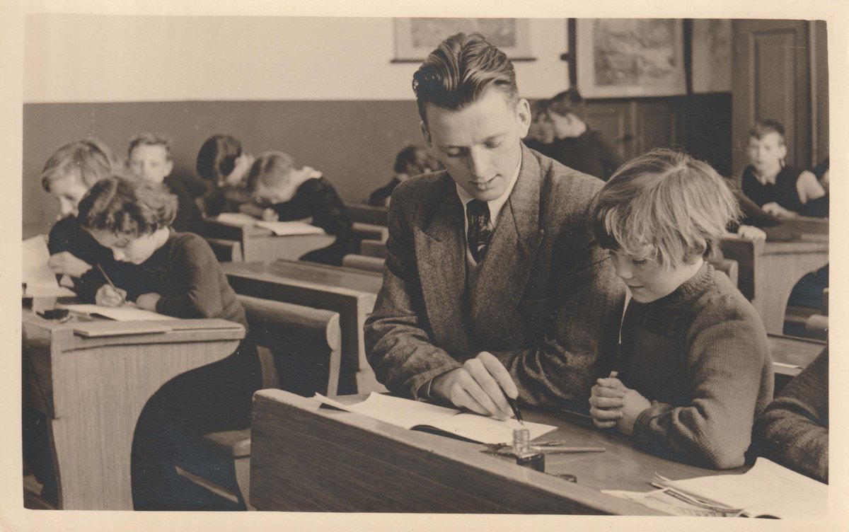 Nij Beets 1953-1954: 
"Hoewel het in Nij Beets en omstreken overal bekend was dat meester Van den Berg gek was van schaatsen, keken enkele dorpsbewoners vreemd op toen ze Jeen zagen klunen op het schoolplein. In de klas had hij zijn schaatsen aangetrokken." #schaatsen #natuurijs
