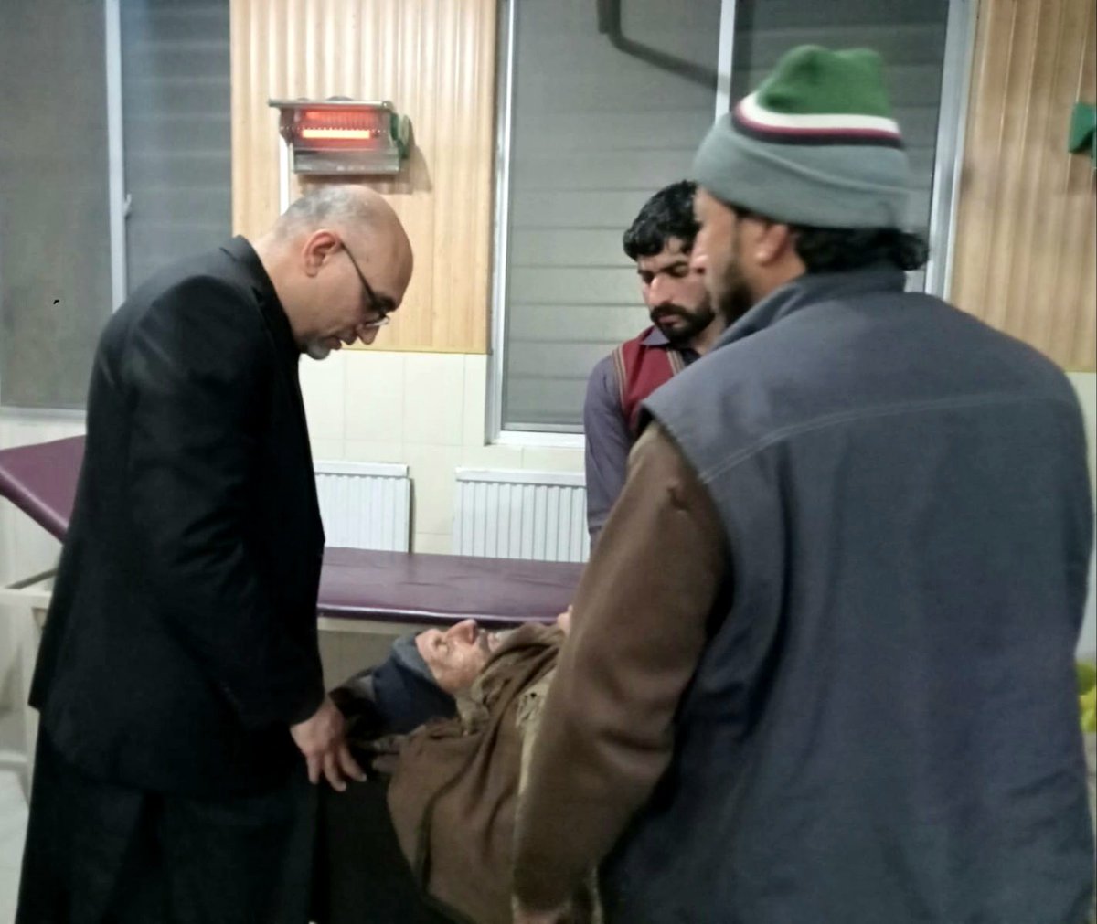 ath_ayub's tweet photo. میڈیکل ڈائریکٹر پروفیسر ڈاکٹر عالم زیب سواتی کا ایمرجنسی کا رات گئے اچانک دورہ۔ 
 پروفیسر ڈاکٹر عالم زیب سواتی نے تمام تر ڈاکٹرز کو بتایا کہ ہسپتال میں اس بات کو یقینی بنائیں کہ ہر مریض کو سب سے پہلے سلام کرنا ہے اور لفظ "تم" کی بجائے لفظ " آپ" سے پکارنہ ہے
@Jhagra @UmerFarooq84 https://t.co/7FiR9epsRu