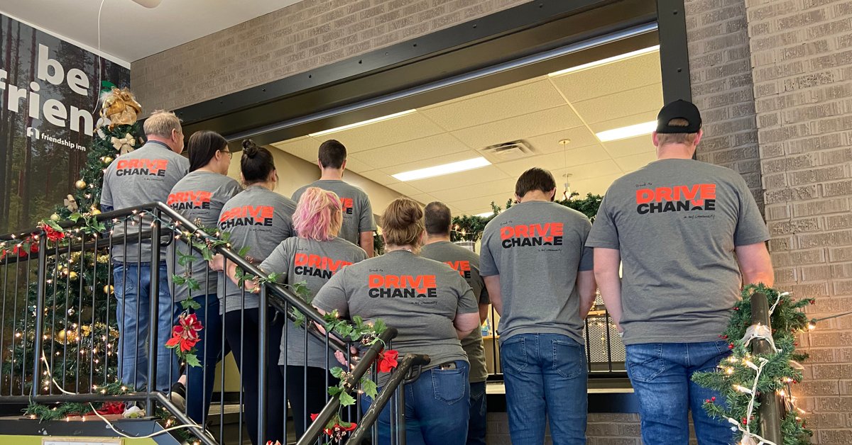 QLineTrucking's tweet photo. Last week a group from our Saskatoon office had the opportunity to help #DriveChange by serving at Friendship Inn. We are proud to help #FillThePlate as the Inn serves 1000+ meals daily, 365 days a year!
Visit https://t.co/lVpmvGiemb to learn how you can donate and #BeAFriend! https://t.co/H28XFRrFk8