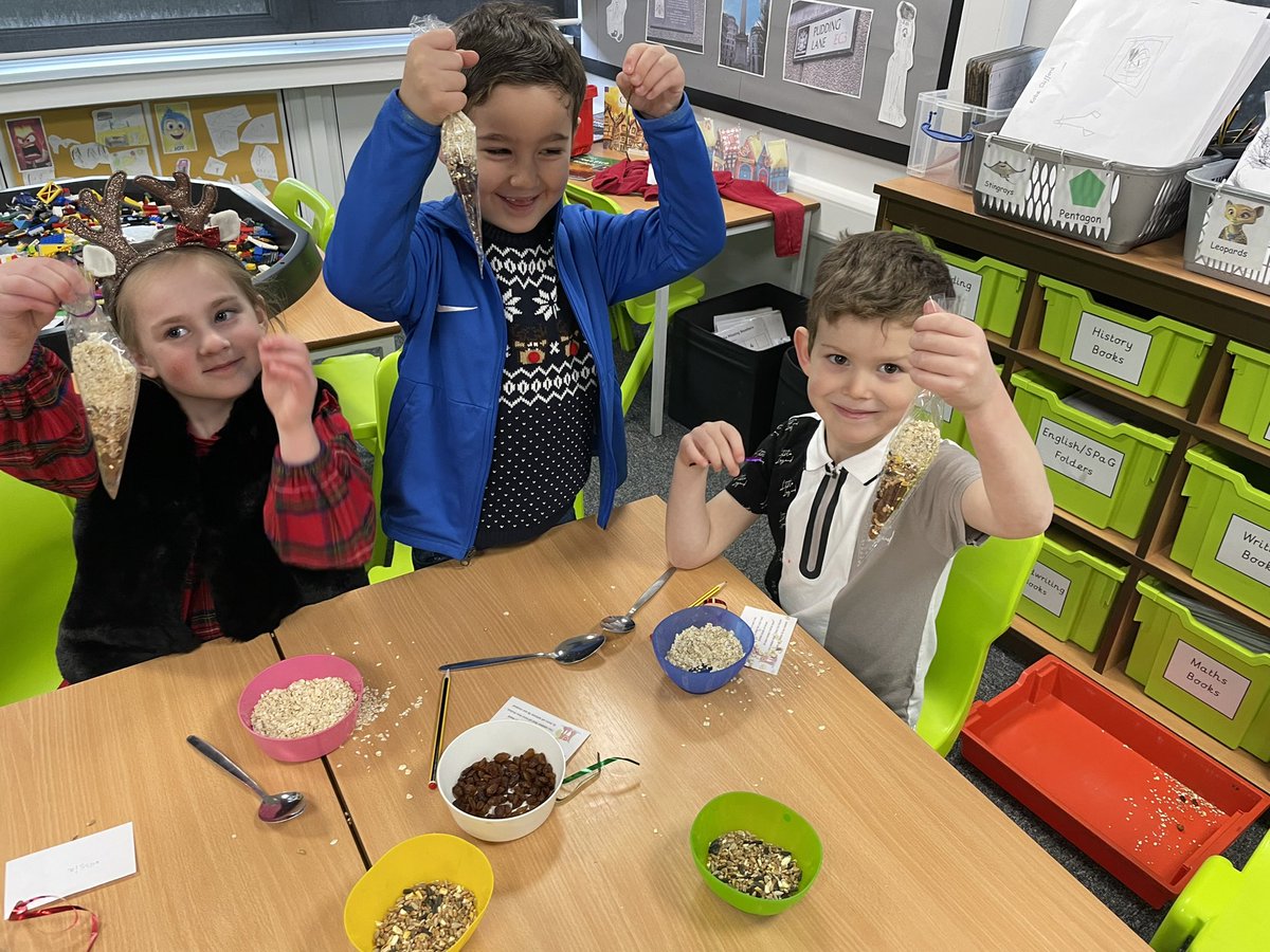 AnParkInfants's tweet image. Party Day in Year 1 🎄🎅🏼We had lots of fun making ‘Wildlife Friendly Reindeer Food’ this morning #apiclass3 #apiclass4 #funatchristmas