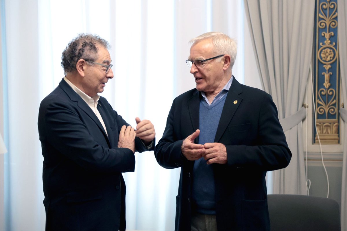 🪡Hoy hemos recibido al diseñador gallego <a href="/Roberto_Verino/">Roberto Verino</a>👗, quien ha elegido #València para ser una de las 1⃣0⃣ ciudades españolas que albergarán la exposición #estiloverino para rememorar los 40 años de su marca.
🗣️El alcalde ha agradecido la decisión del icono de la moda✍️🧵.