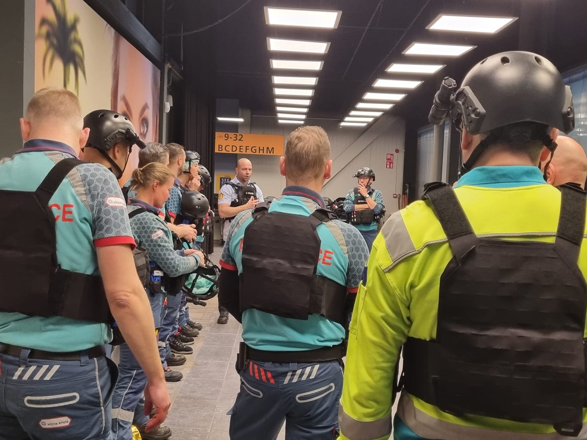 Ambu_Academie's tweet photo. Pilot TECC Experience geslaagd! 18 Ambulanceprofessionals van 10 verschillende RAV’s hielden zich afgelopen vrijdag staande in het extreme geweld. Op 5 juni 2023 kan je deze nieuwe refresher ook volgen. Voor inschrijven of meer info: https://t.co/66oelNq6EB
#TECC #refresher https://t.co/iLxB3Qeuo1
