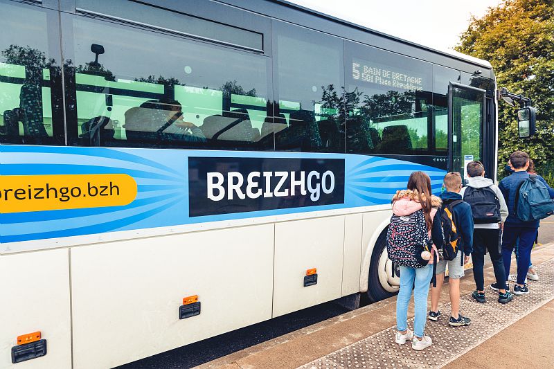 regionbretagne's tweet photo. ⚠️ Vigilance verglas ! 

Des perturbations liées aux conditions météorologiques vont impacter les transports sur l'ensemble des départements, et plus particulièrement les transports scolaires ❄️. 

Plus d’informations sur le site BreizhGo ⤵️ 
https://t.co/rrUKSOzyrC https://t.co/xBU6LOtDJK
