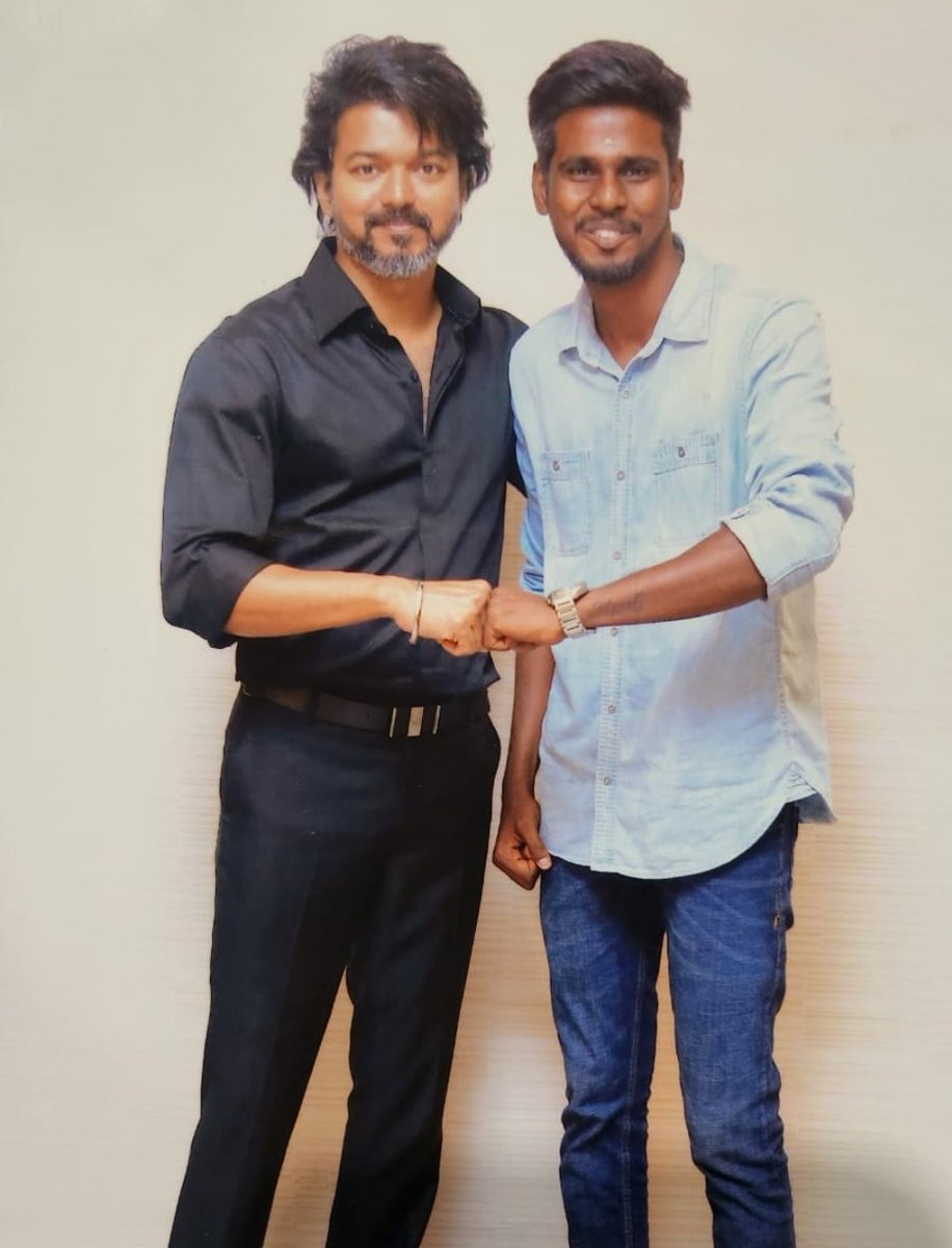 FFuntasy's tweet photo. Thalapathy smiled and said "Inum mudivu panala paa, Paapom, Lokesh paathupaaru" when asked about LCU #ThalapathyVijay #ThalapathyVijayMakkalIyakkham #Thalapathy67𓃵 #lcu #lokeshkanagaraj https://t.co/OtaPvCV8Sj