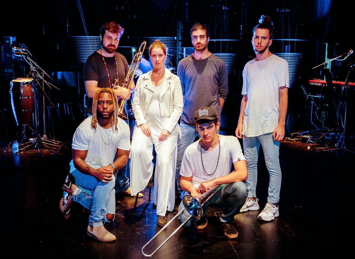 🎶 <a href="/BembaSaoco/">Bemba Saoco</a> porta el seu nou concepte de concert a <a href="/BcnDCultural/">Barcelona Districte Cultural</a>!

👉 La formació et proposa una capbussada visual i sonora en la seva música, que tant aplega un DJ com trombons, baixos, teclats i veus.

📍 <a href="/ccalbareda/">Centre Cultural Albareda</a>,  16/12
📍 <a href="/CCLaSagrera/">Centre Cívic La Sagrera "La Barraca"</a>, 22/12

via.bcn/KFqu50M0Hil