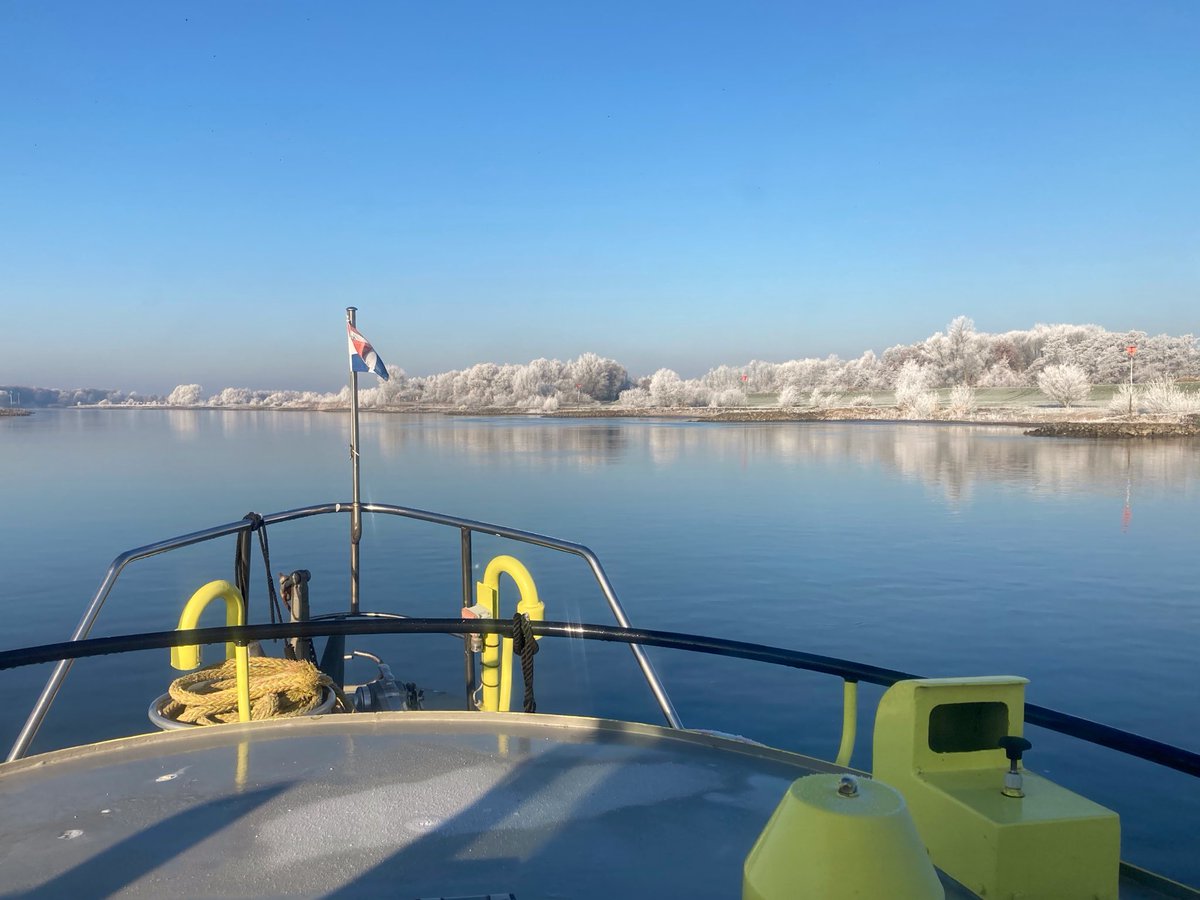 VLW_Jos's tweet photo. RWS 57. Zwolle. Peilen, controle havens, bespreking over IJsvorming, enz. Kennismaken en overleg in Teams met onze nieuwe Directeur. Vanmorgen mistig, Vanmiddag kraak helder. Collega’s van de RWS 81 komen even klein materiaal overzetten. Verder geen bijzondere bijzonderheden. 👍 https://t.co/ZFITGOHSmy