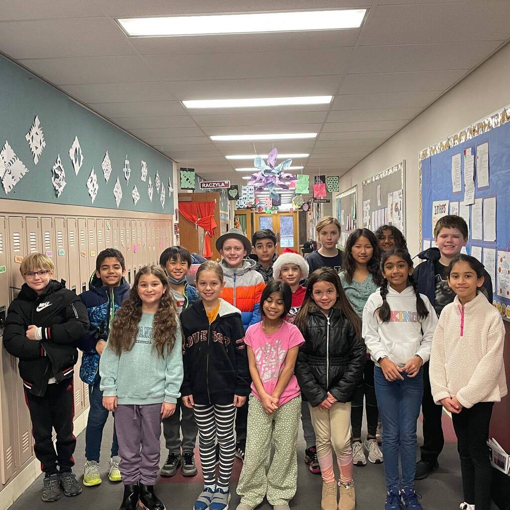 We took a “snowy” pic with our snowflakes this morning! Maybe we’ll get some real snow before break? 🤞🏻 #avocalearns