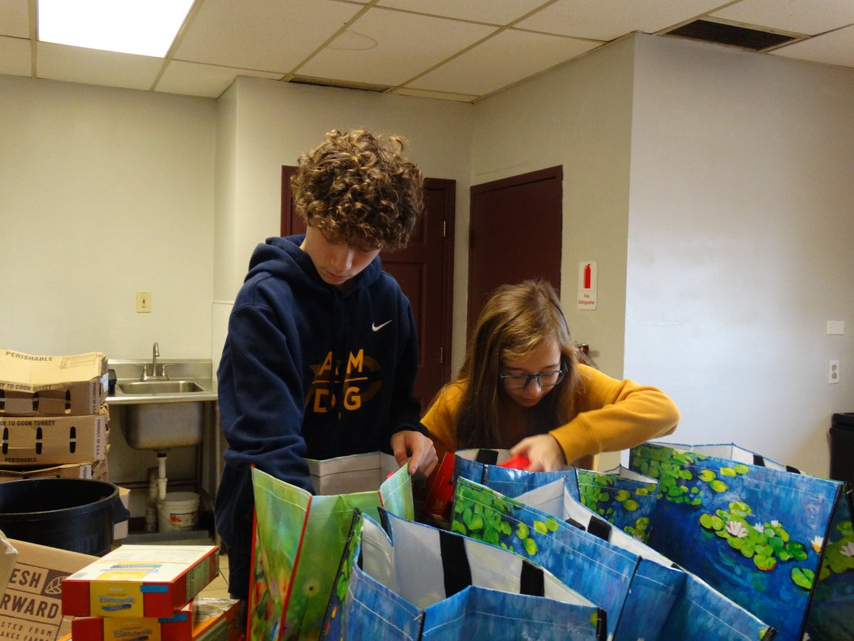 ✨Volunteers Needed on Thursday, Dec.15th.

Fill the Bag Event at the Malachi Center is needing volunteers for Make One, Take One for Christmas bags. 

An appreciation for the volunteers who put together bags &amp; the donations for the Thanksgiving one! ✨👏