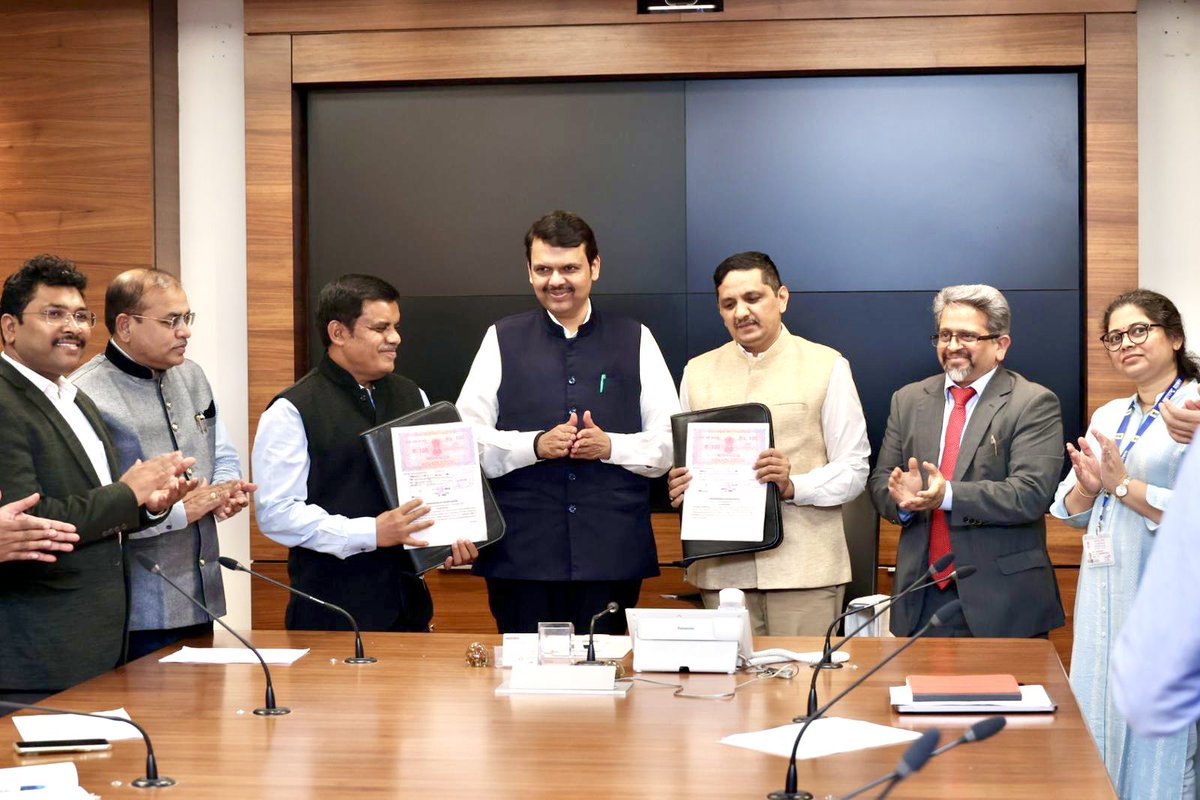 Dev_Fadnavis's tweet photo. 100 reservoirs will be rejuvenated under 'Amrut Sarovar' Yojana in Palghar, Pune and Satara districts in collaboration with @TataMotors and the Govt of Maharashtra.
Witnessed the signing of this MoU, in Mantralaya, this afternoon. https://t.co/OPNhWzBtku