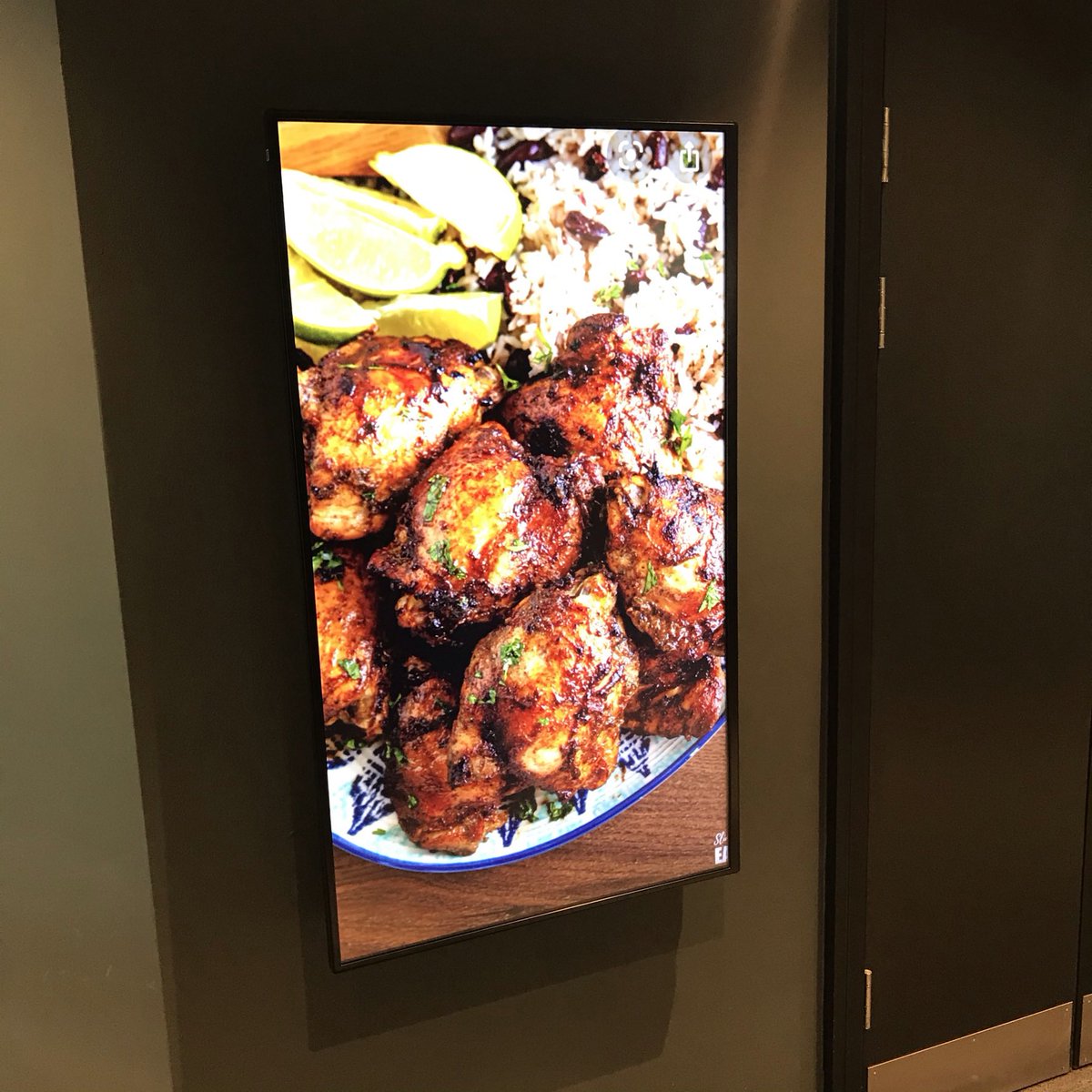 DSS_digitalsign's tweet photo. @alfanar_rest with some great looking screens we supplied and installed #digital #digitalscreens #digitalsignsolutions #digitalsignage https://t.co/A4Y8ozpR5g