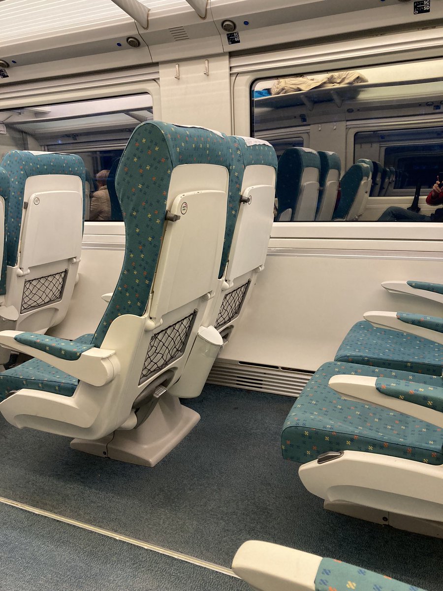 Imposible sacar billete con mi abono Valladolid Salamanca para el día de hoy. Después de varias llamadas, las prsnas que me atendieron me dijeron que estaba lleno, que lo veían en su App. Pero por otra vía si se puede comprar. VERGÜENZA como va el tren de vacío <a href="/Renfe/">Renfe</a> <a href="/Inforenfe/">InfoRenfe</a>