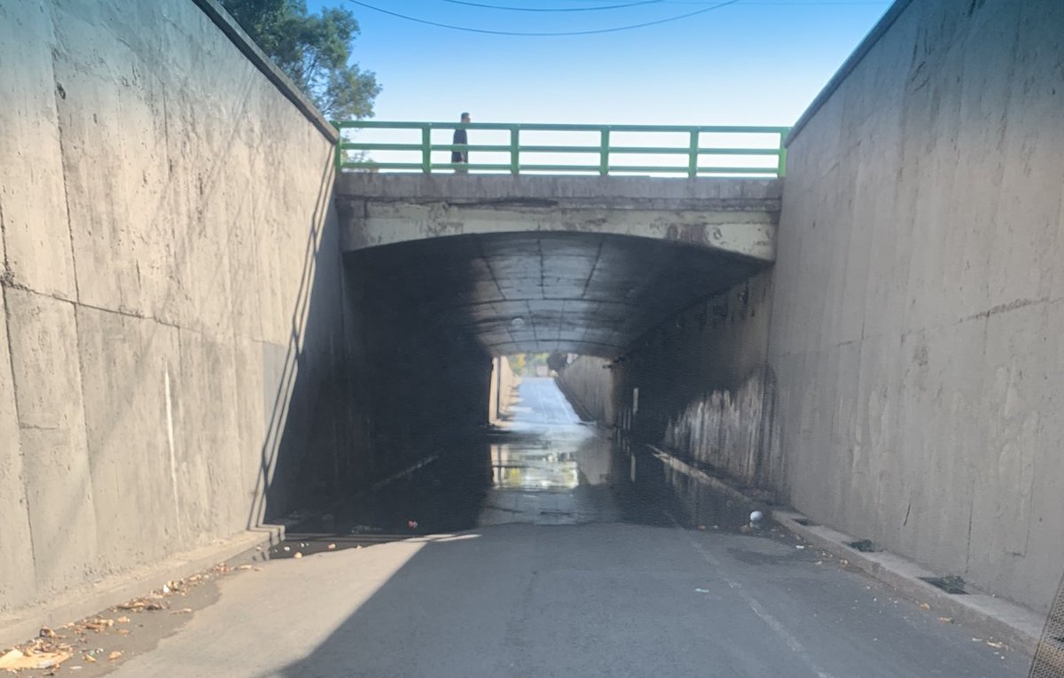 VillaDeCortesBJ's tweet photo. Somos los vecinos quienes limpiamos y habilitamos un ciclocarril. 
¿Qué ha hecho @SacmexCDMX,  @GobCDMX y @BJAlcaldia para rehabiltar el bajopuente de Niños Héroes y Fernández del Castillo?
Nada, absolutamente nada. 
Así lleva una semana inundado.😡 https://t.co/ouTRA0Ch33