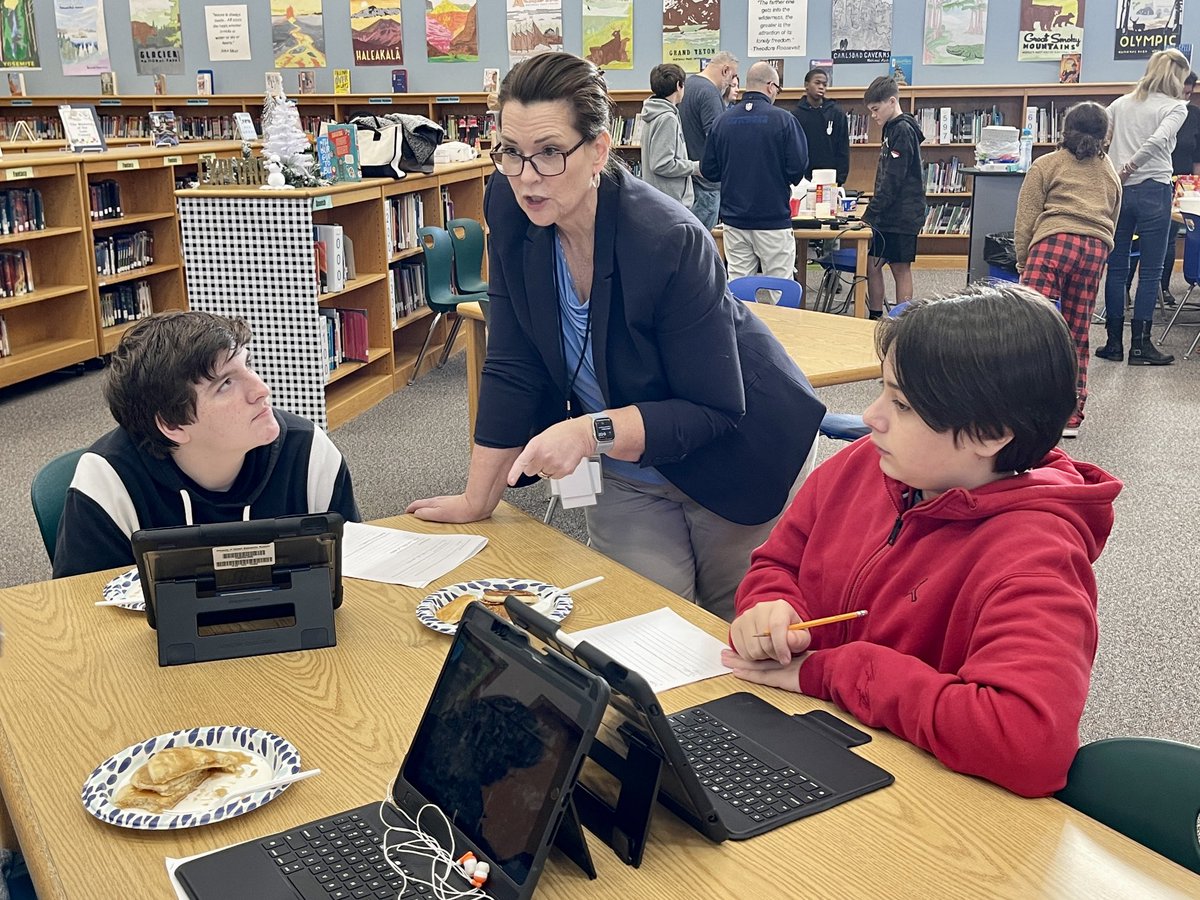 DrDebraLester's tweet photo. STEM for breakfast with LMS 8th graders @isschools #CTE #STEM #CTE-STEM #PauseforaMomentofScience https://t.co/LltTnZbBxK