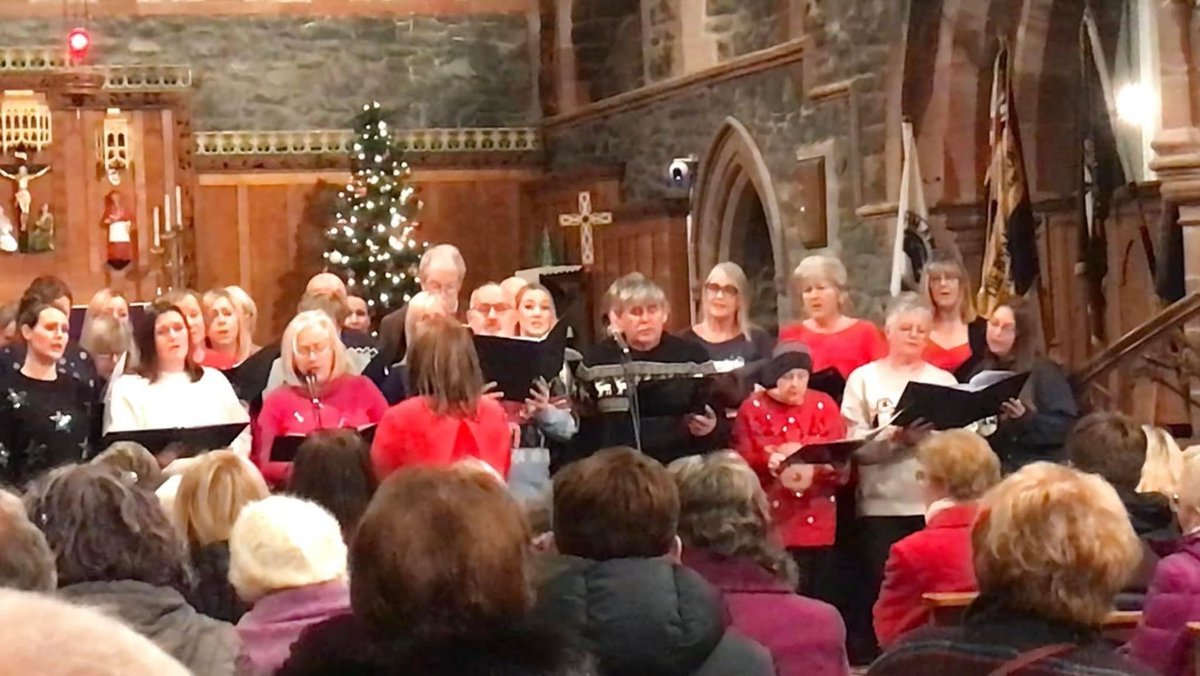 awyrlascharity's tweet photo. 😊👏Well done to Cor Law y Llan who raised £1,000 performing at a concert in Llanberis. The choir features cancer survivors, staff from the Alaw Cancer Ward from Ysbyty Gwynedd and patients. #nhs #bcuhb #christmas #nadolig #awyrlas #northwalesnhscharity https://t.co/Q9xNjhreRH