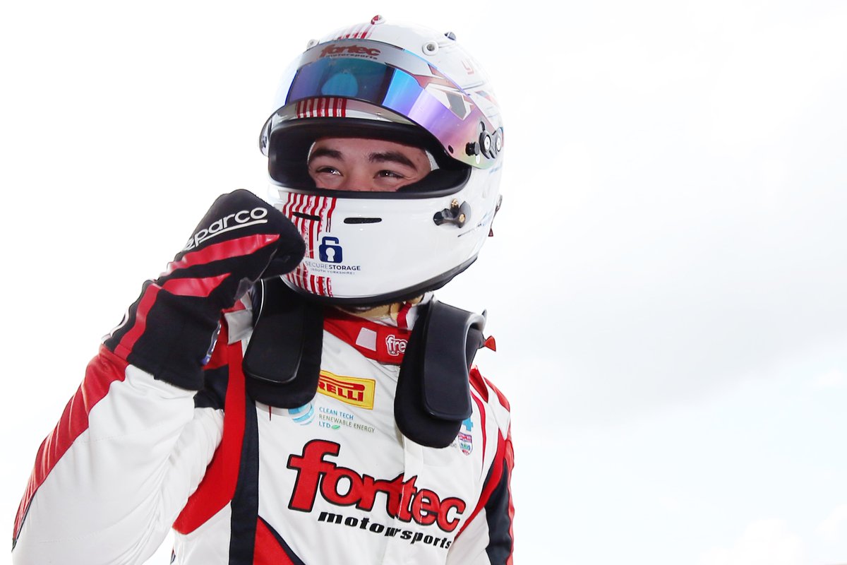 The champ challenges you to a game of rock, paper, scissors. What's your move?🤔

📸 <a href="/JakobEbrey/">JEP</a>