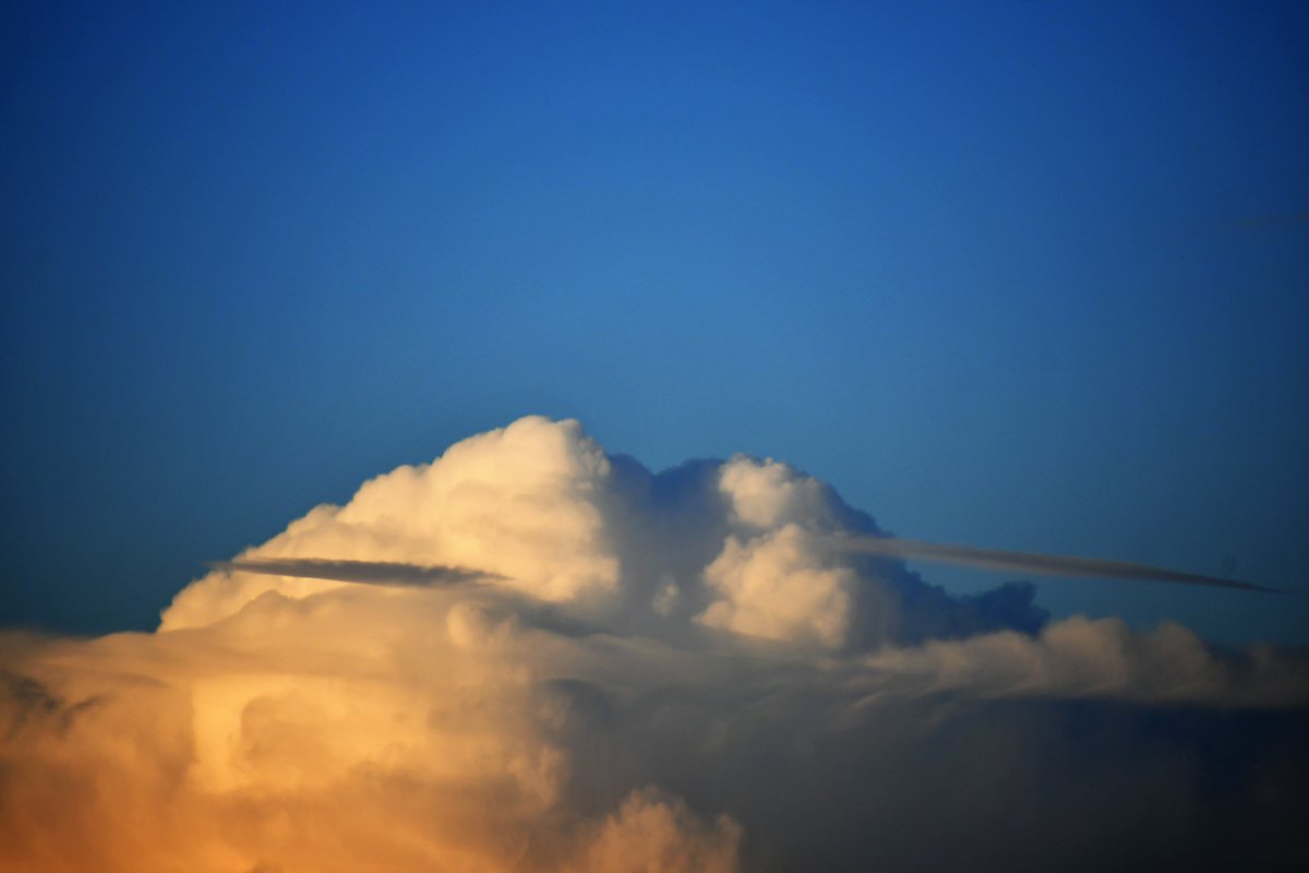 SytseSchoustra's tweet photo. @Talpaweer @Weerplaza @weeronline @BuienRadarNL @KNMI Grote jongens boven de Wadden !!
ijskap, #aambeeld, #Lenticularis en veel #cirrus ook. https://t.co/CqWn9A6bHu