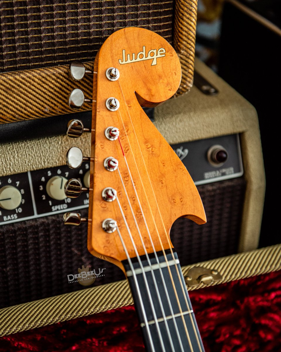DeeBeeUs's tweet image. @michaelsegui&apos;s handmade Bigsby-Caster with chambered body and maple flame top, birdseye maple neck, and hand-tooled leather pick guard.

#handmadeguitar #smithequipped #paulbigsby #tksmithguitar #midecenturymodern #bigsby #tele #teletuesday #telecaster #guitarphotography