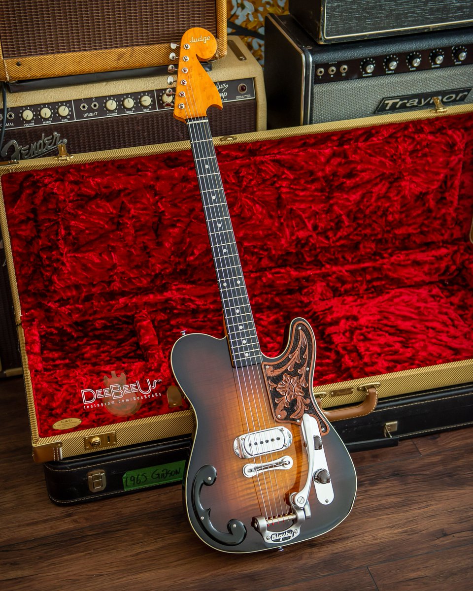 DeeBeeUs's tweet image. @michaelsegui&apos;s handmade Bigsby-Caster with chambered body and maple flame top, birdseye maple neck, and hand-tooled leather pick guard.

#handmadeguitar #smithequipped #paulbigsby #tksmithguitar #midecenturymodern #bigsby #tele #teletuesday #telecaster #guitarphotography