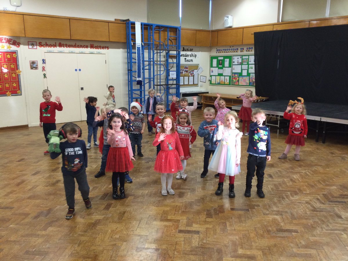 Wrenthorpe_EYFS's tweet photo. A wonderful Christmas party day for Reception 🤩 https://t.co/gXceHncbVm