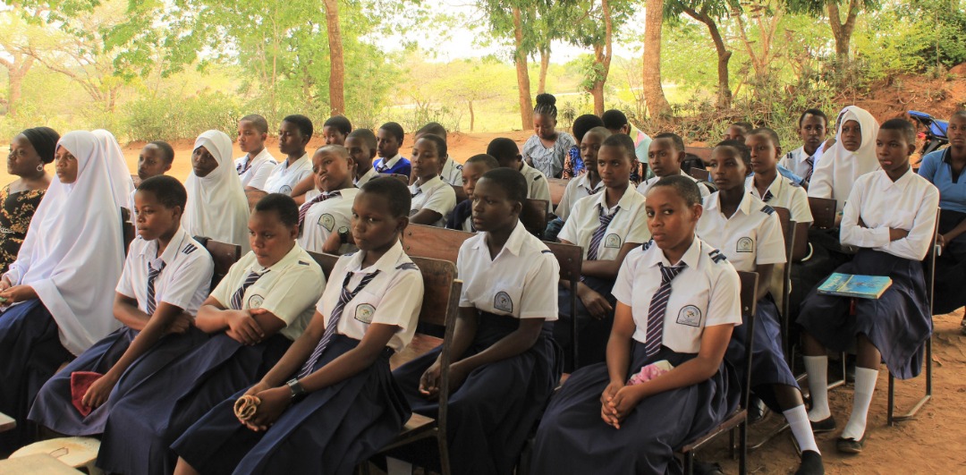 kec_tanzania's tweet photo. Mkurugenzi Mkuu wa Shirika la Elimu Kibaha (KEC), Bw. Robert Shilingi akipokea kikombe kutoka kwa wanasayansi chipukizi wa Shule ya Sekondari ya Wasichana Kibaha baada ya kupata ushindi wa jumla Kitaifa katika utafiti wa kutambua tatizo la upungufu katika  Mto Ruvu. https://t.co/hdYglJ3Alo