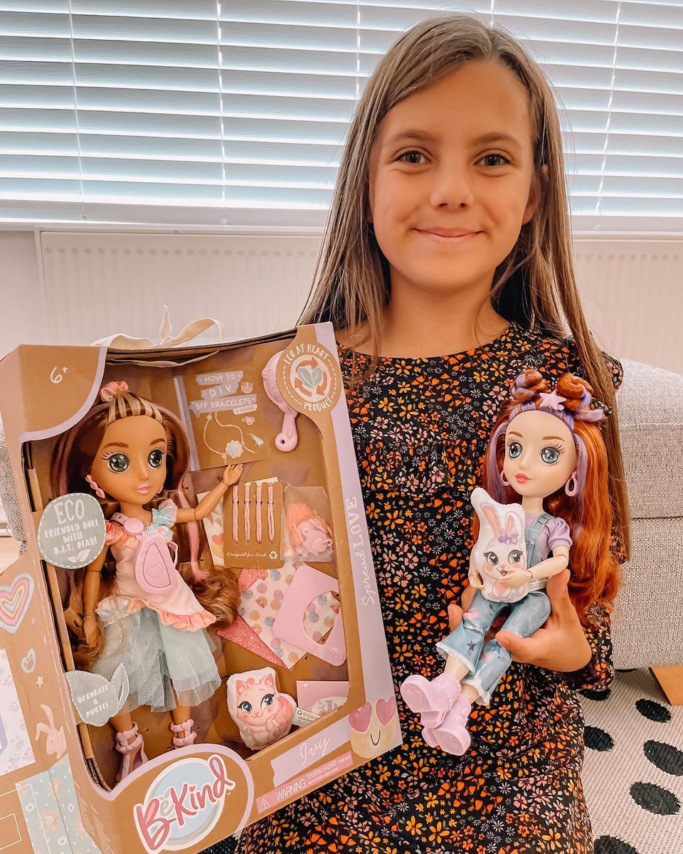 @esmie_and_edie looking super smiley with her dolls Ivy and Daisy.

#bekind #bekinddolls #ecofriendlydolls #DIY