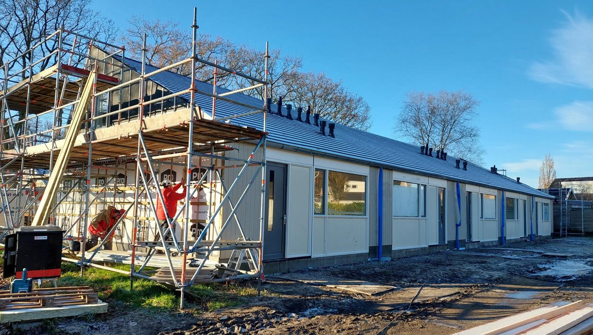 woonborg's tweet image. Ons project aan Den Dam en Dorth in Roden (31 woningen) verloopt voorspoedig. Vandaag trakteerden wij iedereen op de bouwplaats op een stamppotbuffet. En dat smaakte goed met dit koude weer!
met @VanWijnenGroep