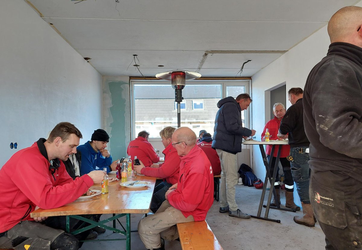 woonborg's tweet image. Ons project aan Den Dam en Dorth in Roden (31 woningen) verloopt voorspoedig. Vandaag trakteerden wij iedereen op de bouwplaats op een stamppotbuffet. En dat smaakte goed met dit koude weer!
met @VanWijnenGroep