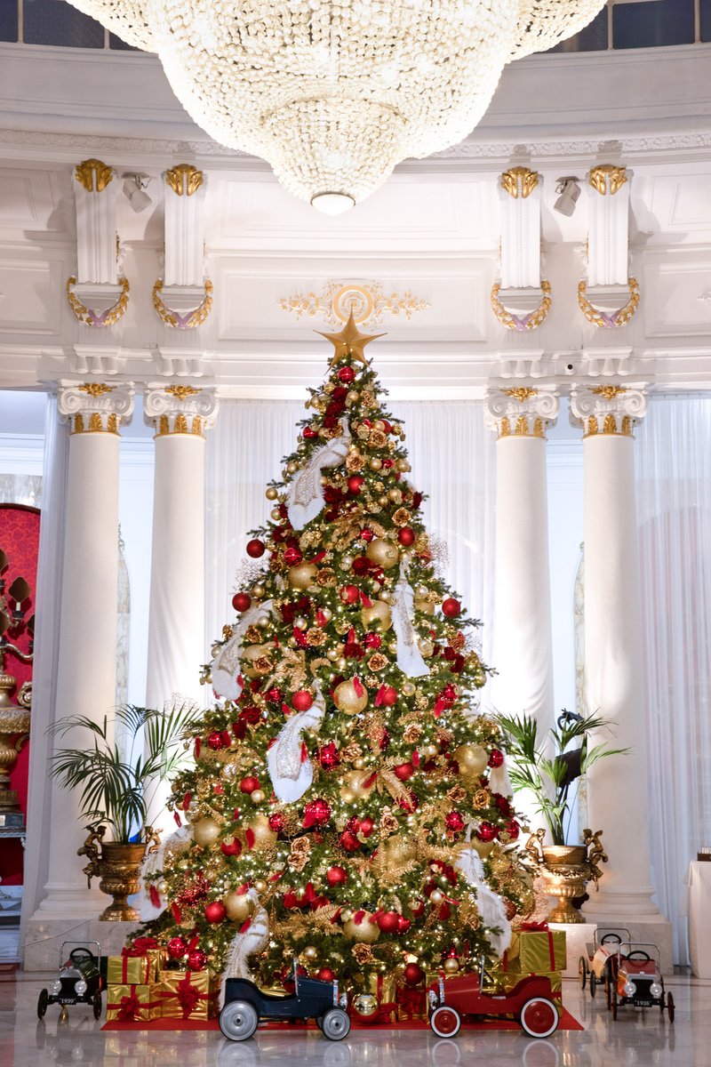 Christmas at the Negresco has a taste for tradition. Magic and enchantment are instantly savoured as soon as you enter the Salon Royal, which houses our beautiful tree. #LeNegresco #UnHeritageUneLegende #CotedAzurFrance #FrenchRiviera