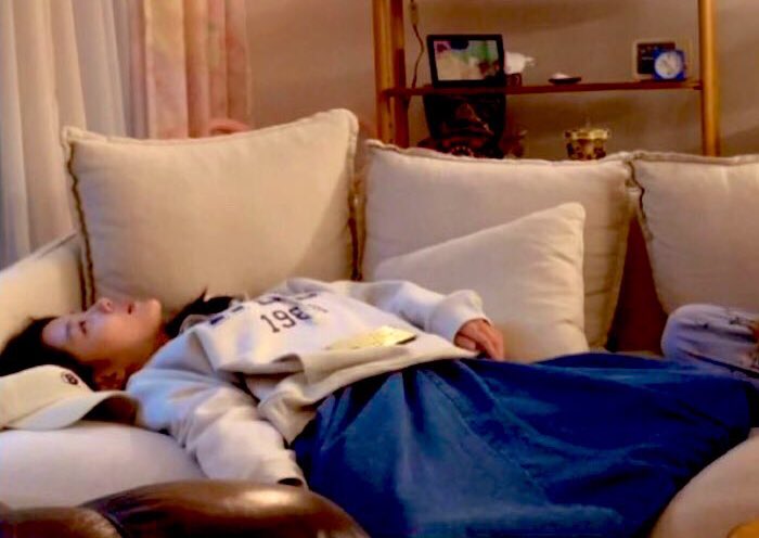 ㅤ

ㅤabrazos nocturnos en el sofá con un peluche de oso de peluche ; Mr. Pooh. 🐻 

ㅤ