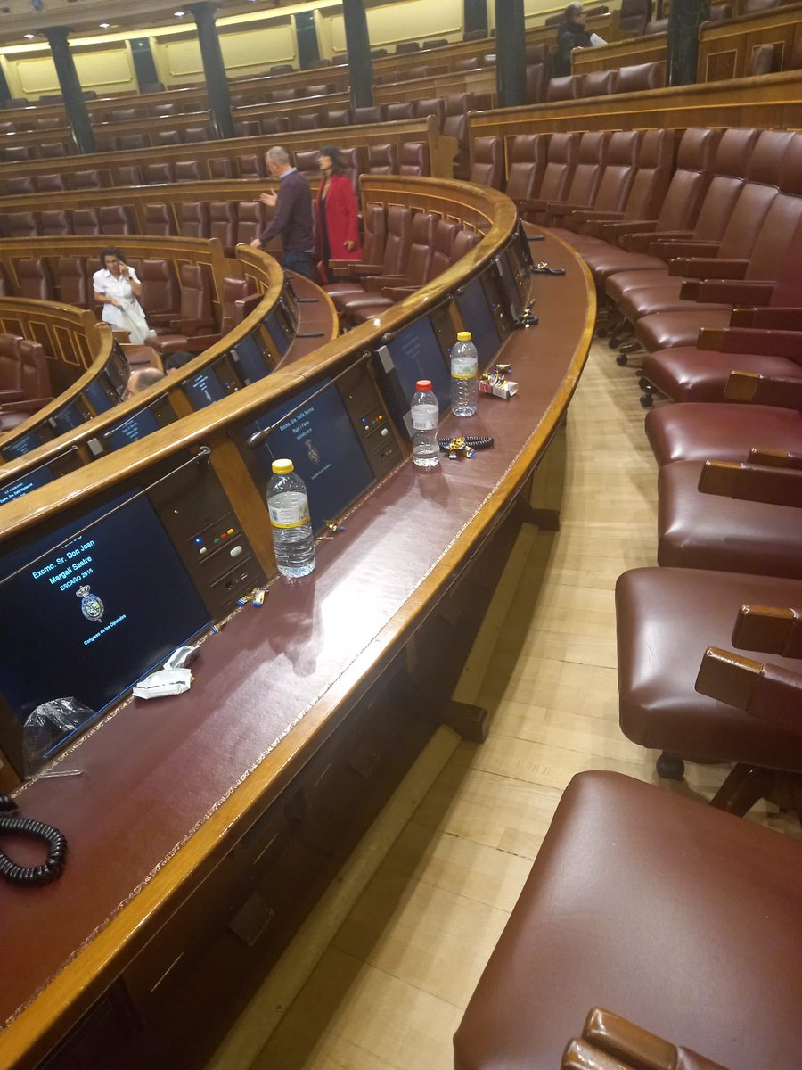 SeguraJust's tweet photo. Los escaños de ERC al final del pleno de hoy. Botellas, paquete de tabaco y papeles de caramelo. Desprecio a la Cámara que representa al pueblo español. https://t.co/BEBzMfSHGt