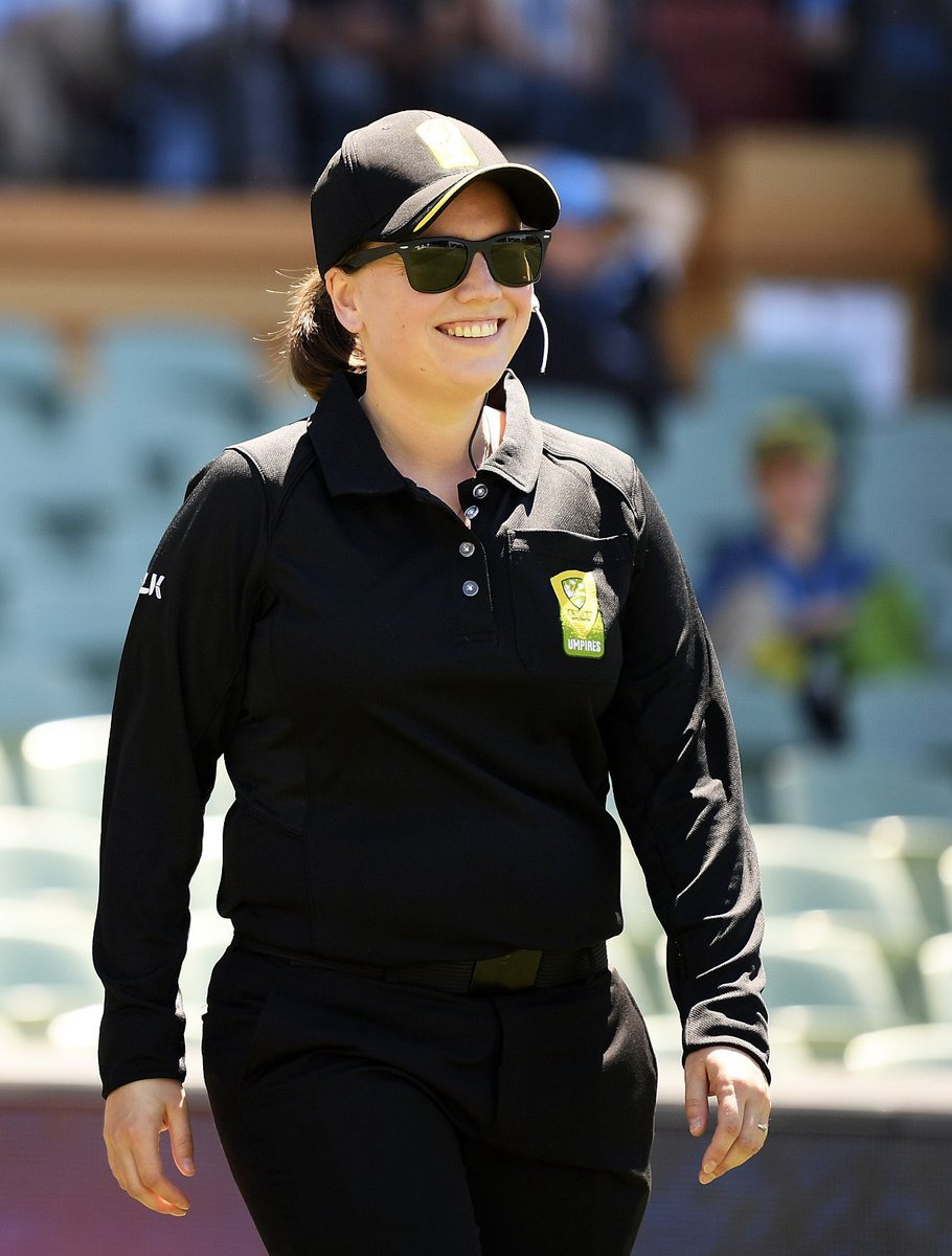 LSportCricket's tweet photo. Match Officials | @StrikersBBL v @SixersBBL. #BBL12 

On Field Umpires: #BruceOxenford &amp; #EloiseSheridan [@esheridan85] 
Third Umpire: #GregDavidson 
Fourth Umpire: #HarsimranSingh https://t.co/fH0SCAzgmD