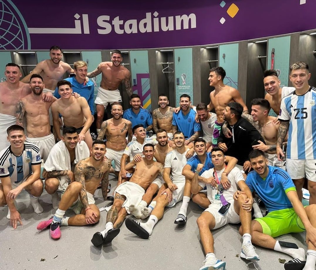 Messismo10's tweet photo. "A LA FINAL!!!!! 🇦🇷🇦🇷🇦🇷

Volvimos a sacar fuerza para hacer otro gran partido. Muchas gracias a todos los que confiaron en este grupo!!! 🙌🏻🙌🏻🙌🏻 Vamos Argentina carajo!!!!!! #TodosJuntos".

Messi vía Instagram. https://t.co/rAJji20IE9