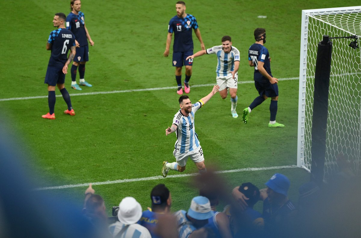 M10GOAT's tweet photo. رَمَاكَ الحَاسِدُونَ بِكُلِّ عَيْبٍ
وَعَيْبُكَ أَنَّ حُسْنَكَ لَا يُعَابُ ..

💙 https://t.co/c7VqUL3ceo