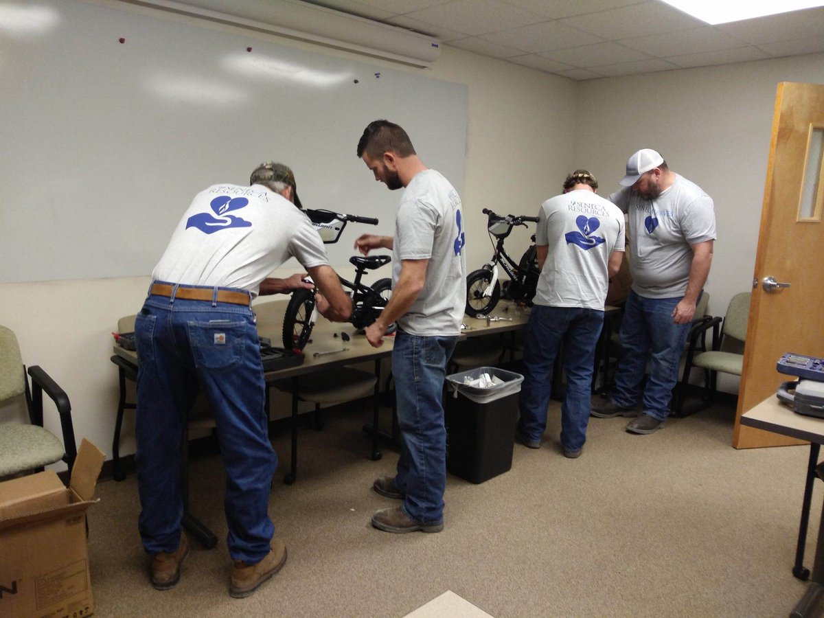 SenecaLLC's tweet image. Our employee volunteer group - Seneca Serves - recently built bikes, skateboards, and STEM activity boxes for kids in need this Christmas. Employees in Houston and Pennsylvania partnered with @TogetherWeRise, a group that supports children living in foster care.